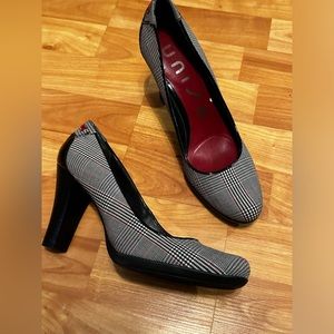 Size 8 Unisa black gray and red houndstooth 3.5” heel